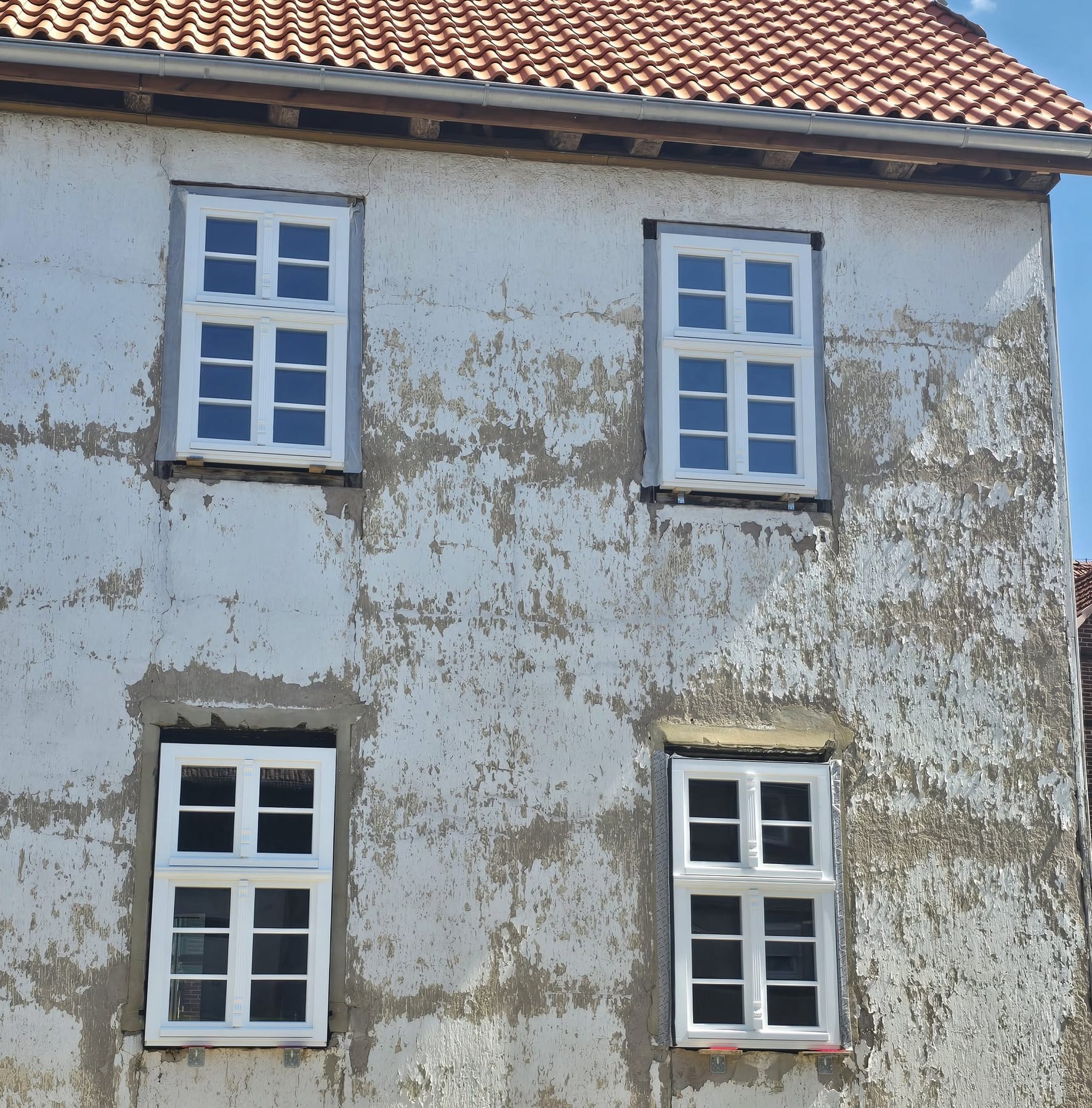 Denkmalgeschütztes Gebäude mit neuen weißen Sprossenfenstern