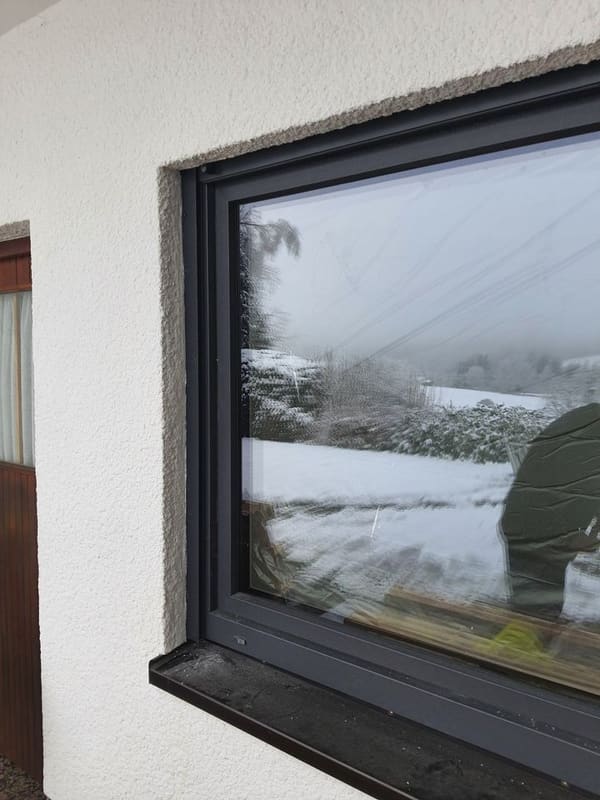 Neues anthrazitfarbenes Fenster von außen im Winter